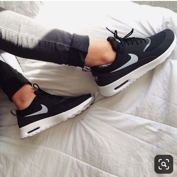 black nike air max thea womens